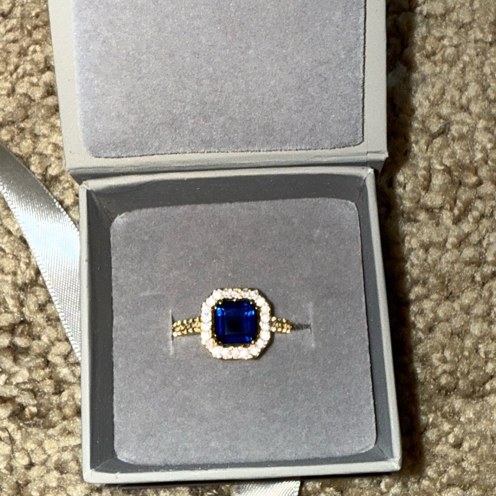 Chic Blue Sapphire ring